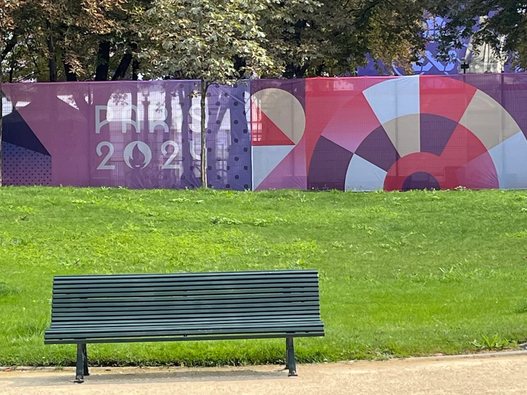 Cubrevallas textil microperforado para eventos al aire libre