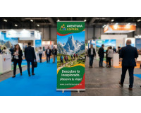 Soporte publicitario portátil para ferias, congresos y presentaciones comerciales.